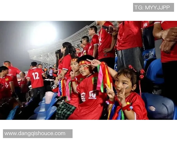 足球球星暖心抱球迷瞬间展现亲民形象，感动瞬间引发粉丝热议